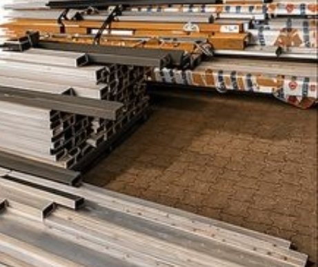 Stapel von Metallprofilen auf Paletten