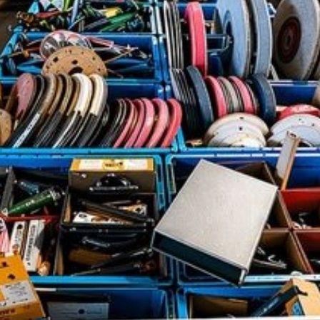 Schleifscheiben, Trennscheiben und Schleifmittel in Kisten
