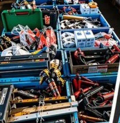 Kisten voller Werkzeug: Bohrmaschinen, Zangen und Handwerkzeug